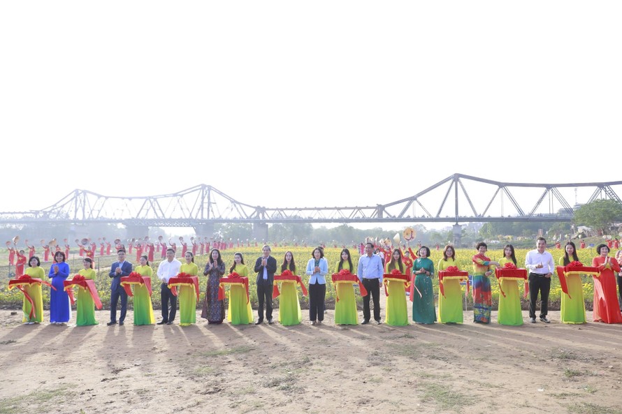 Các đại biểu cắt băng khánh thành công trình “Bến hoa Phúc Xá - Ba Đình”. Ảnh: Mai Hữu