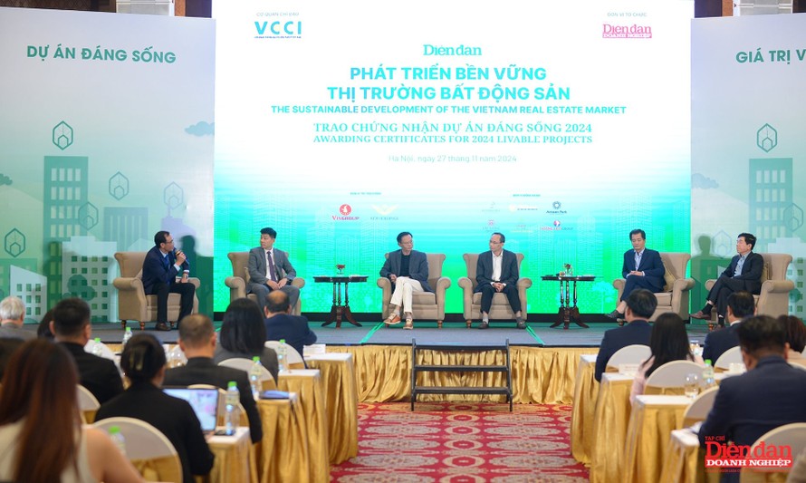 Các vị chủ toạ tại Diễn đàn Phát triển bền vững thị trường bất động sản do Tạp chí Diễn đàn Doanh nghiệp tổ chức ngày 27/11/2024.