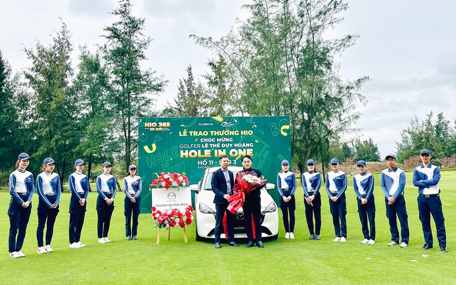 FLC Golf Links Quang Binh trao giải thưởng HIO tới golfer Lê Thế Duy Hoàng 