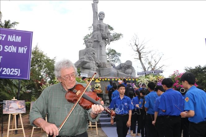 Cựu binh Mỹ Roy Mike Boehm kéo vĩ cầm tưởng nhớ các nạn nhân vụ thảm sát Sơn Mỹ. 