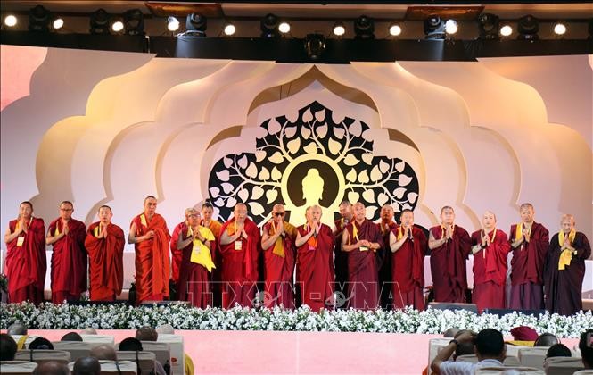 Nghi thức truyền thống Phật giáo tụng kinh cầu hòa bình thế giới. Ảnh: Tiến Lực/TTXVN