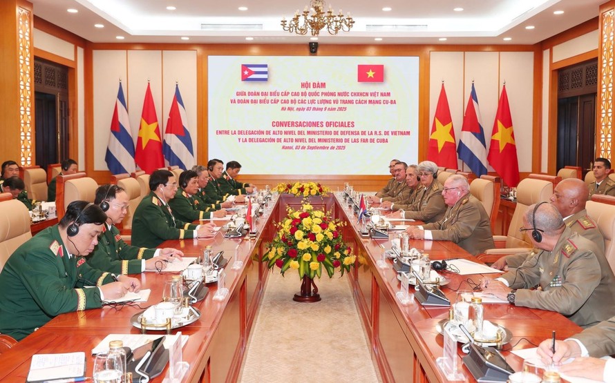 Bộ trưởng Bộ Quốc phòng Phan Văn Giang hội đàm với Bộ trưởng Bộ các Lực lượng vũ trang Cách mạng Cuba Álvaro López Miera. Ảnh: Trọng Đức/TTXVN