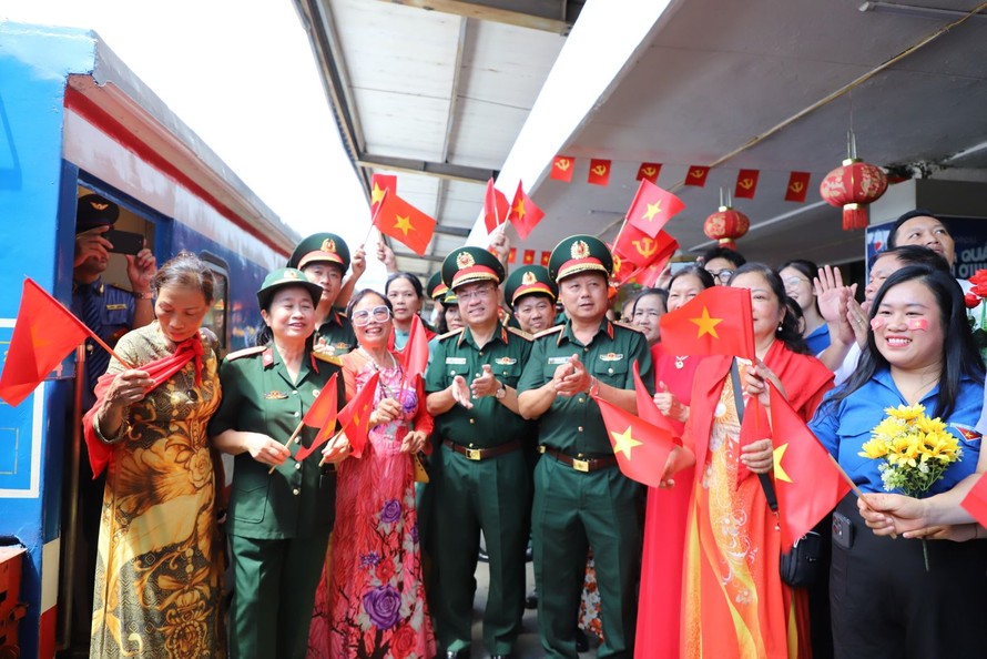 Thiếu tướng Phùng Ngọc Sơn, Phó Chủ nhiệm, Tham mưu trưởng Tổng cục Hậu cần - Kỹ thuật, Phó Trưởng Tiểu ban Diễu binh - Diễu hành A80 Bộ Quốc phòng động viên các lực lượng tham gia trở về đơn vị công tác. Ảnh: Thanh Tú