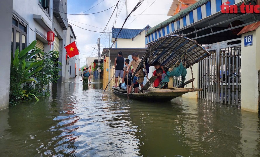 Một tuần chống lũ tại "vùng rốn lũ" của Thủ đô