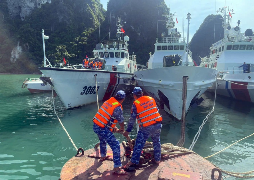 Các tàu tại khu vực tránh trú bão làm dây gia cố bảo đảm an toàn khi có gió mạnh quét qua.