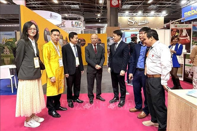 Đại sứ Việt Nam tại Pháp Đinh Toàn Thắng đến tham quan các gian hàng, động viên sự nỗ lực tham gia Hội chợ IFTM Top Resa của Sở Du lịch Hà Nội và các doanh nghiệp lữ hành Việt Nam. Ảnh: Hữu Chiến/TTXVN