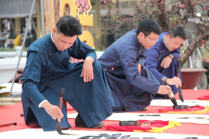 Thư pháp gia Nam Phong Bùi Hải Nam (đầu tiên, trái)