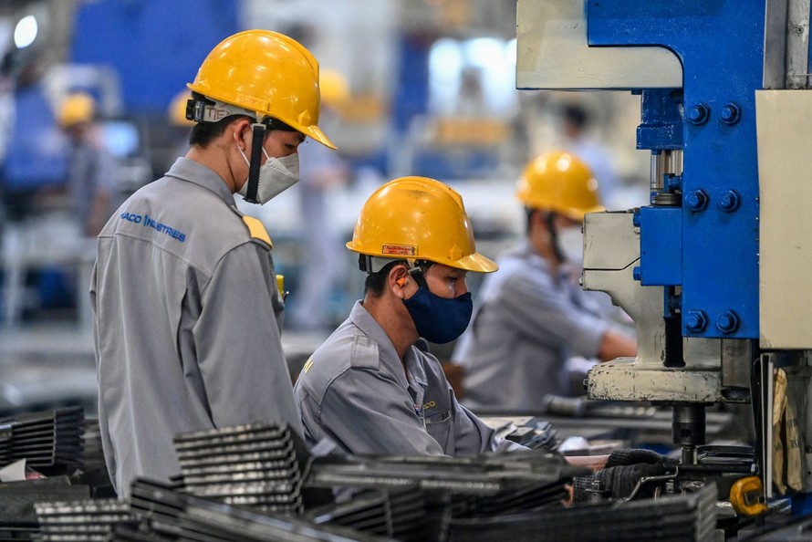 Nhiều người lao động lo ngại với đề xuất nâng tuổi nghỉ hưu lên 65