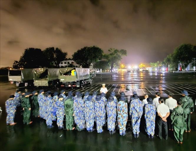 Trên 7.700 lượt cán bộ, chiến sĩ giúp nhân dân khắc phục hậu quả mưa lũ