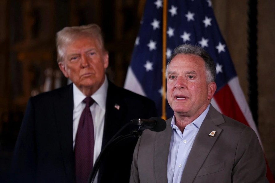 Ông Steve Witkoff đứng bên cạnh ông Donald Trump tại Mar-a-Lago, ngày 7/1/2025. Ảnh: Reuters