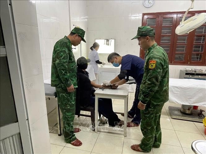 Thuyền viên Lê Văn Tình được chăm sóc y tế tại Trung tâm y tế đặc khu Cát Hải. Ảnh: TTXVN