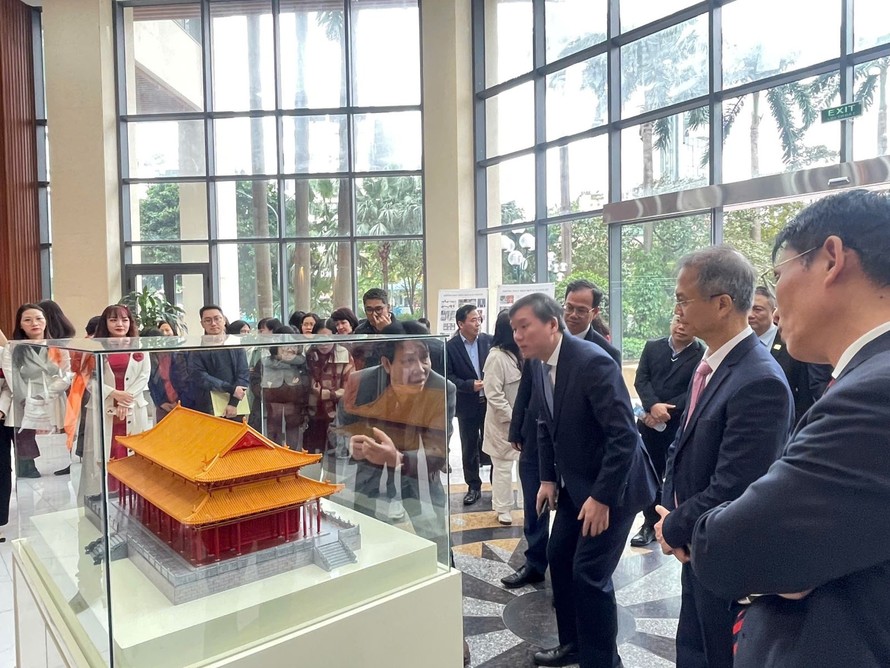 PGS.TS. Bùi Minh Trí, nguyên Viện trưởng Viện Nghiên cứu Kinh Thành (nay là bộ phận quan trọng của Viện Khảo cổ học) giới thiệu hình ảnh 3D kiến trúc cung điện Kính Thiên thời Lê Sơ tại sự kiện