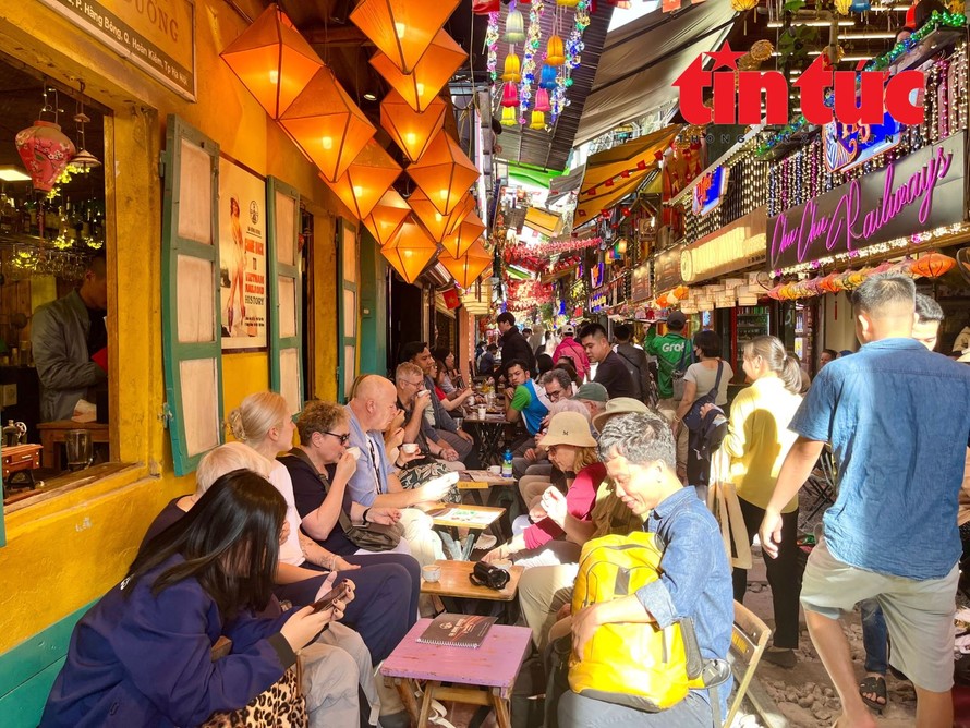 "Cà phê đường tàu" Hà Nội lại tấp nập khách sau 2 ngày bị giải tỏa