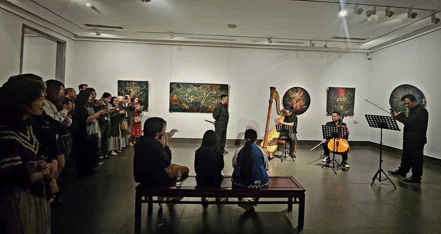 Phần hòa tấu của nhạc sĩ Quyền Thiện Đắc và những người bạn tại triển lãm Có gì bên kia ô cửa? Ảnh: Nguyệt Linh