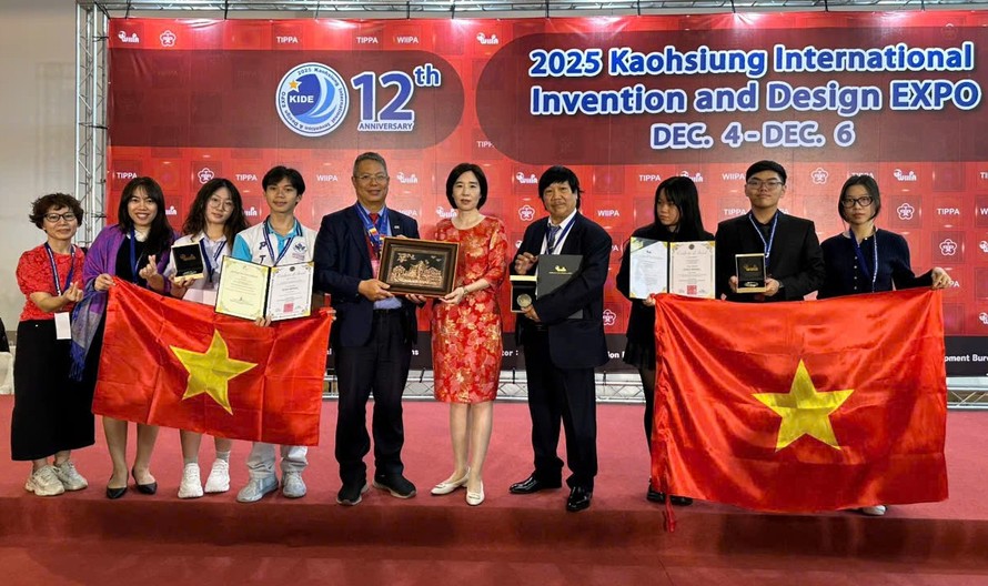 Nghệ nhân Phạm Hồng Vinh nhận Huy chương Vàng quốc tế tại Triển lãm Quốc tế về Sáng chế và Thiết kế Cao Hùng. Ảnh: NVCC