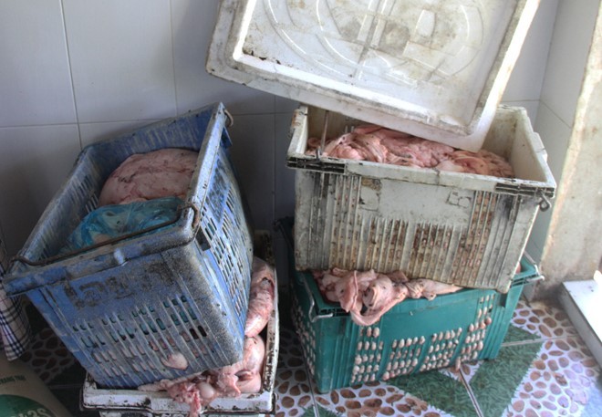  Lực lượng chức năng tịch thu số mỡ bẩn để tiêu hủy. Ảnh: Nguyên Vũ.