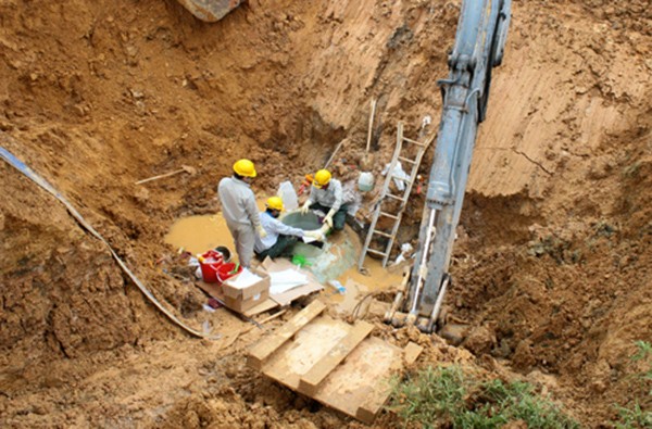 Đường ống nước sạch Sông Đà vỡ lần thứ 19 sau vài năm hoạt động. Ảnh: Bá Đô