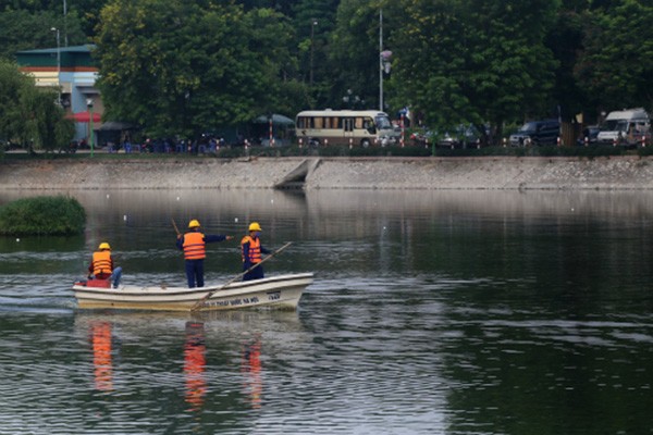 Hồ Ba Mẫu sau nhiều ngày thử nghiệm chế phẩm đặc biệt, nước đã sạch và không còn mùi hôi thối. Ảnh: Bá Đô