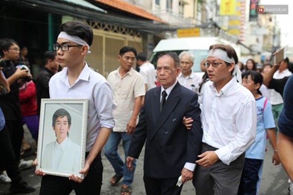 Người nhà dìu tay bố Minh Thuận trên đường đến nhà thờ