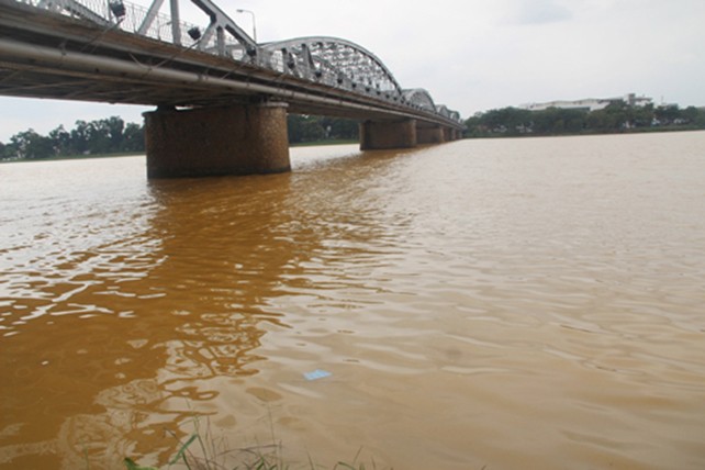 Đoạn qua cầu Tràng Tiền ngày thường luôn có thuyền rồng chở khách đậu, nay không còn một bóng thuyền. Ảnh: Võ Thạnh.