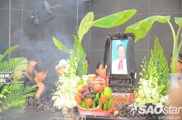 Lễ viếng bắt đầu vào lúc 15 giờ chiều nay. Trước di ảnh của Hoàng không ai có thể cầm được nước mắt.