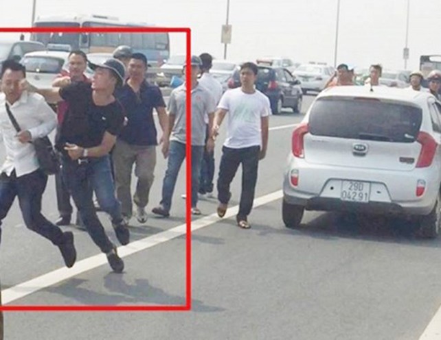 Theo lãnh đạo Công an Hà Nội, cán bộ CSHS huyện Đông Anh có hành động gạt tay trúng má phóng viên Quang Thế (áo trắng). Ảnh: MC.