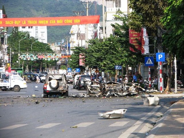 Hiện trường vụ nổ xe taxi như bom, khiến hai người chết. Ảnh: Minh Cương