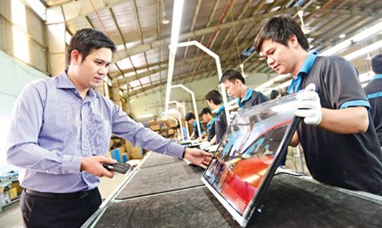 Ông Phạm Văn Tam kiểm tra ti vi màn hình phẳng Asanzo trước khi xuất xưởng.
