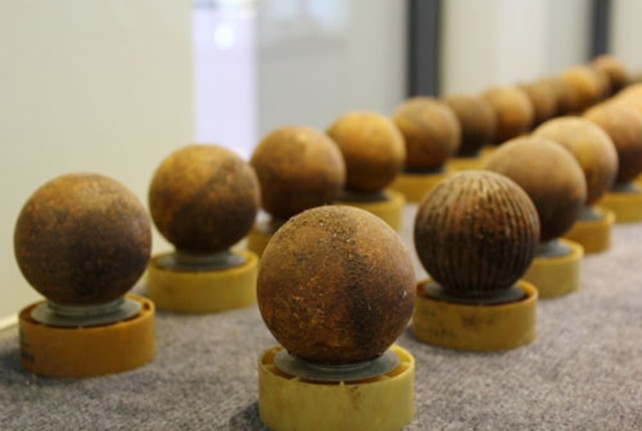 Bom bi quả cam (BLU - 66) còn sót lại sau chiến tranh tại Việt Nam trưng bày tại Trung tâm hành động bom mìn quốc gia. Ảnh: HP.