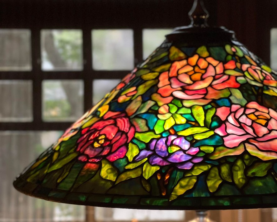 Chao đèn Peony Floral Cone 28" của nghệ nhân Poncho, hiện thuộc bộ sưu tập đèn kính màu của một nhà sưu tập Việt Nam, 