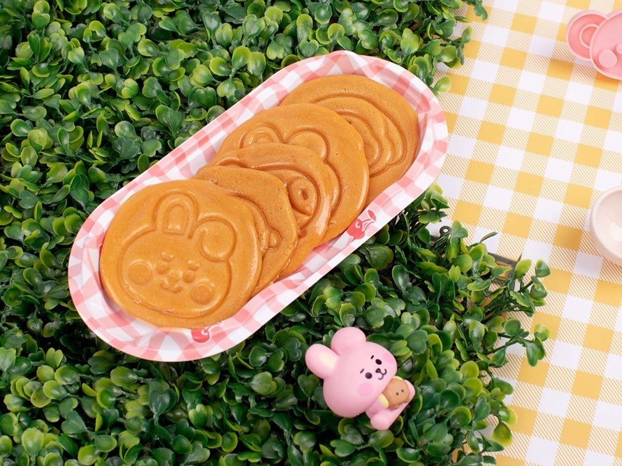 Kẹo đường Dalgona với nhiều kiểu dáng khác nhau. (Ảnh: Line Friends)