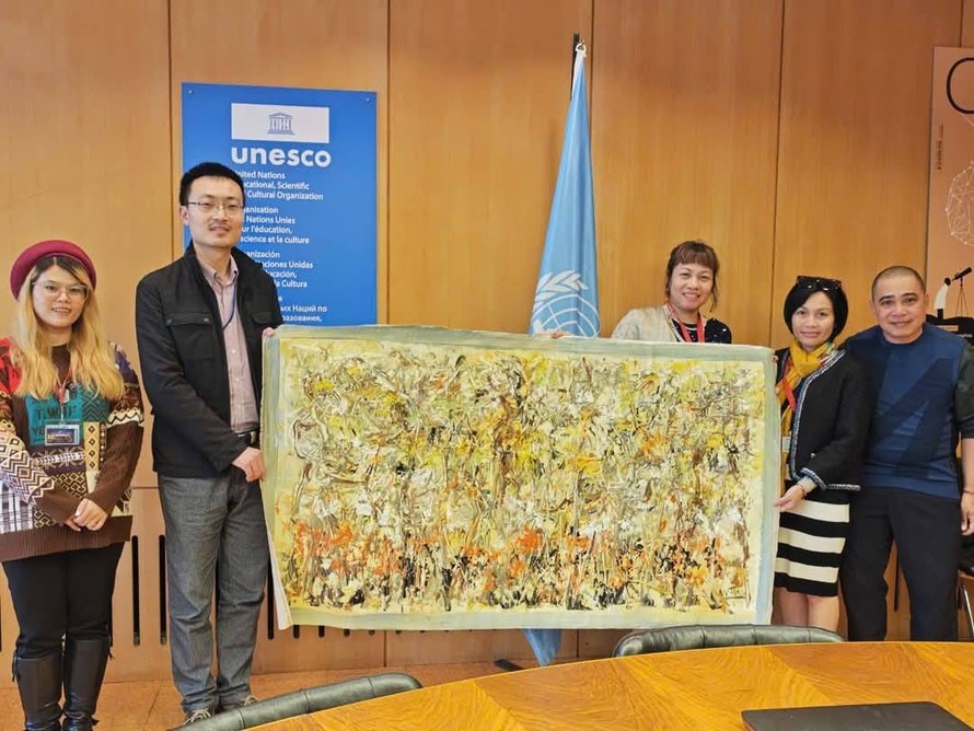 Ảnh chụp cùng ông Dong Liangeng, cán bộ văn phòng Liên hiệp các Hội UNESCO Thế giới tại Trụ sở UNESCO Paris (2024) 