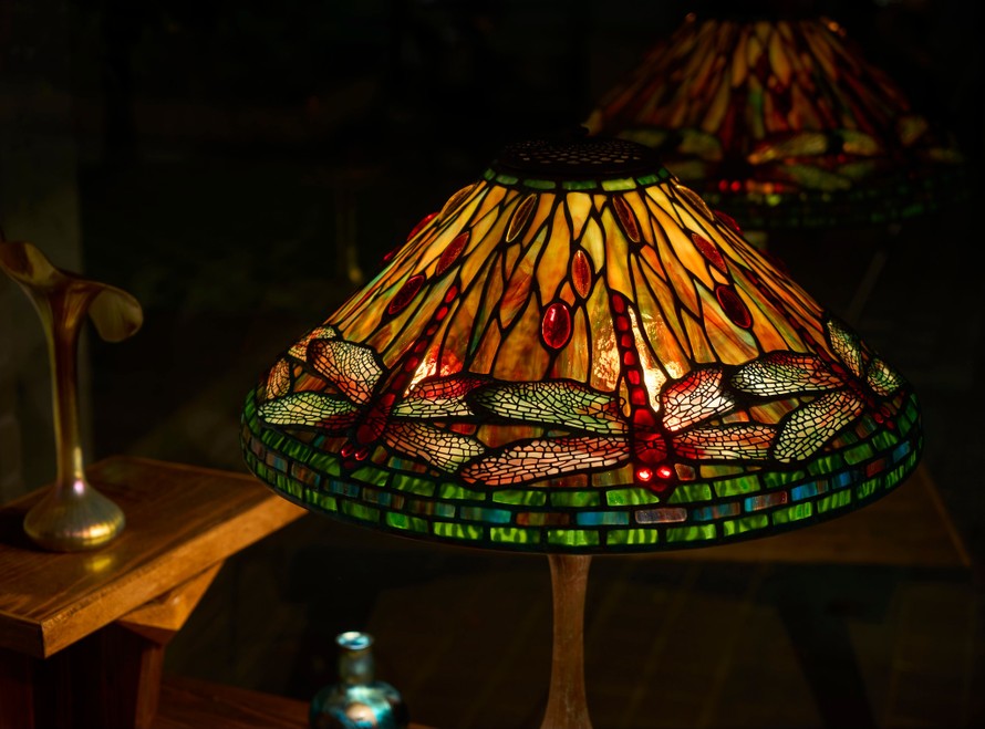 Chao đèn chuồn chuồn 20" của Koting Studio, chế tác những năm 1980. 