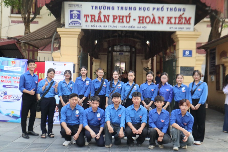 Sáng 7/6, hơn 5.000 tình nguyện viên đồng loạt ra quân tại 201 điểm thi trên toàn địa bàn Hà Nội. (Ảnh: Ngọc Anh) 