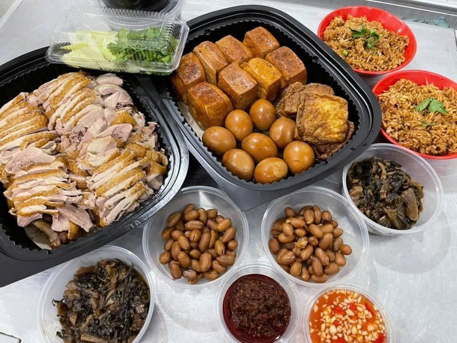 Du khách có thể ghé Swatow Bai Le Teochew Braised Duck để nếm thử vịt quay Triều Châu nổi tiếng, ăn kèm cơm hoặc mì. Với những du khách muốn khám phá các đặc sản địa phương, thì nên ghé quầy 25 để thưởng thức món cơm Hakka (còn được gọi là Lei Cha Rice hoặc Thunder Tea Rice), với nguyên liệu chính gồm cơm, rau và thịt ăn kèm với nước súp làm từ lá trà, các loại hạt và thảo mộc. Đặc biệt, từ 19 giờ tối, một phần tuyến đường Boon Tat Street bên hông trung tâm sẽ bị phong tỏa, biến thành “Satay Street” với 19 quầy nướng hấp dẫn. Ảnh: Bai Le Braised Duck