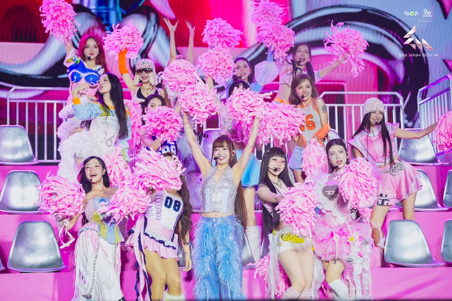 Chùm ảnh: Bữa tiệc màu sắc tại đêm concert đầu tiên của Em Xinh "Say Hi" 
