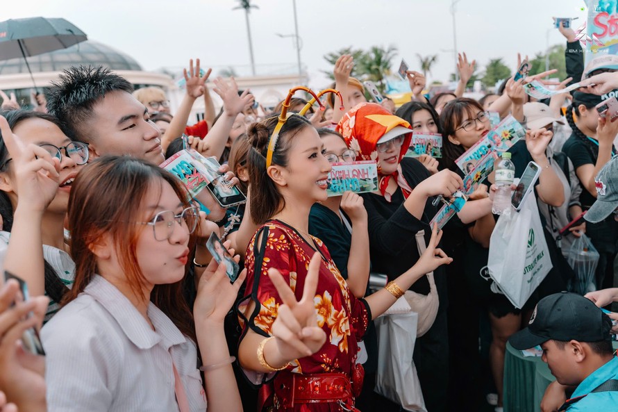 Em Xinh Quỳnh Anh Shin giao lưu cùng fan