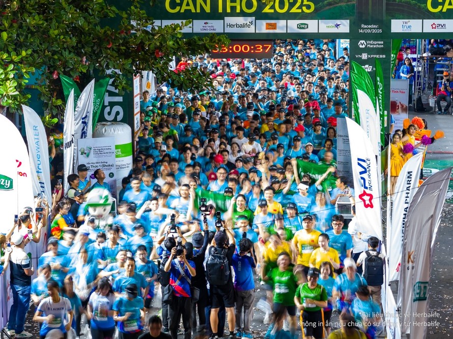 Các VĐV xuất phát tại Vnexpress Marathon Cần Thơ 2025