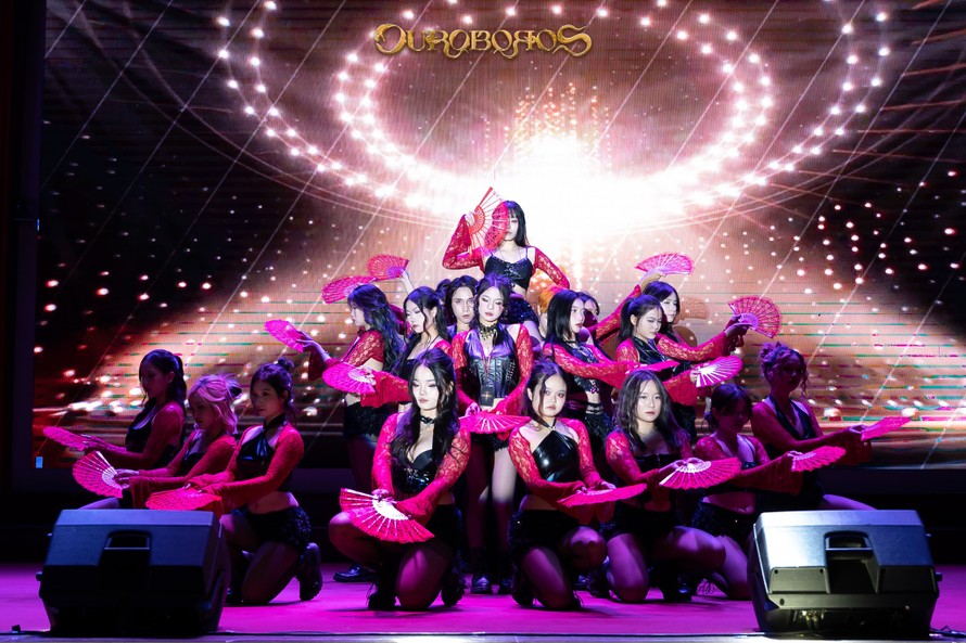 Các bạn sinh viên trường Báo thu hút người xem với tiết mục nhảy hiện đại “Leave me lonely”.