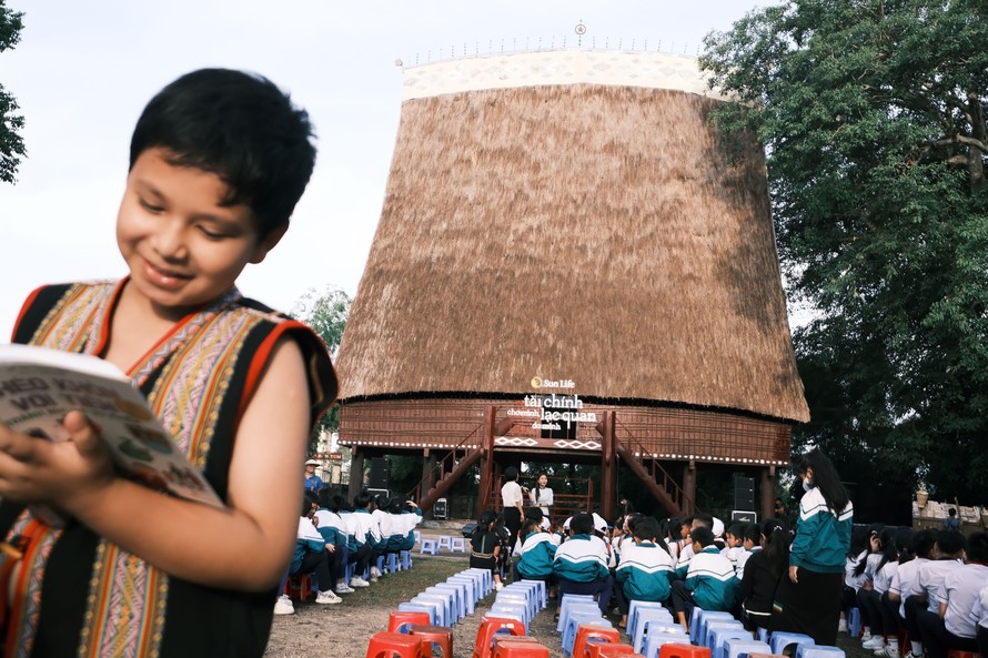 Sun Life cùng Hội chữ thập đỏ tổ chức tặng sách cho trường học tại Kon Tum