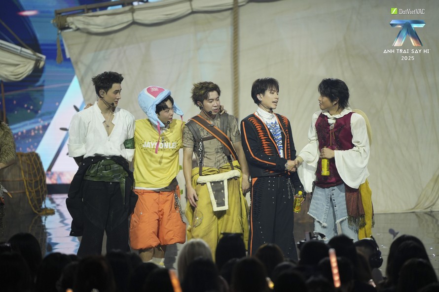 Âm nhạc, cảm xúc và tinh thần đồng đội trong Anh Trai "Say Hi” 2025 tập 8