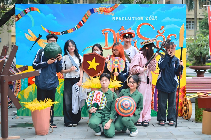 Sinh viên trường Báo rạng rỡ check-in tại photobooth “Thanh Âm Sắc Cẩm”.