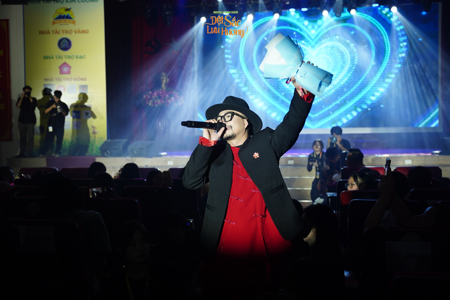 Hà Lê “se sợi chỉ” cảm xúc, kết nối hàng nghìn trái tim tại Đêm nhạc Revolution 2025: Dệt Sắc Lưu Hương 