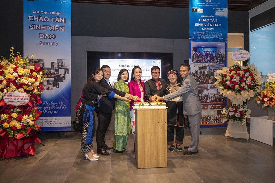 Các đại biểu đến tham dự sự kiện chào tân