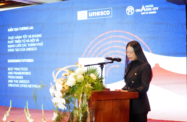 Bà Bạch Liên Hương, Giám đốc Sở Văn hoá và Thể thao Hà Nội phát biểu tại hội nghị. Ảnh: UNESCO 