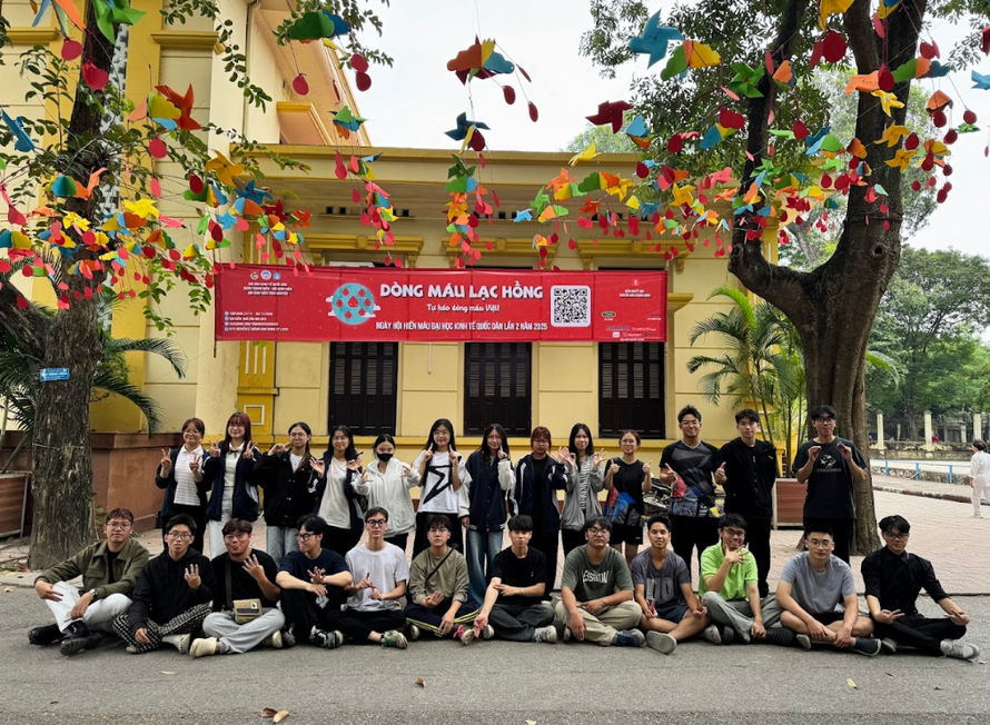 Sự kiện hiến máu Dòng máu Lạc hồng lần 2 của sinh viên NEU đã quay trở lại với quy mô lớn hơn, chuyên nghiệp hơn