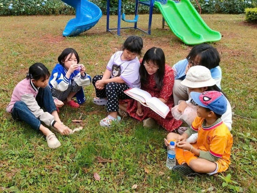 Mỗi lúc được cùng các bạn nhỏ ngồi dưới bóng cây và đọc sách, Thanh Tâm cảm thấy đã tìm thấy đúng nơi thuộc về mình. Ảnh: NVCC