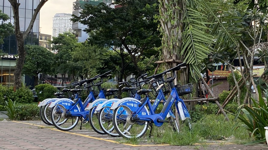 Dọc tuyến đường có bố trí xe đạp cho thuê, song dịch vụ này chưa thu hút được sự quan tâm của người dân. (Ảnh: Anh Thư)