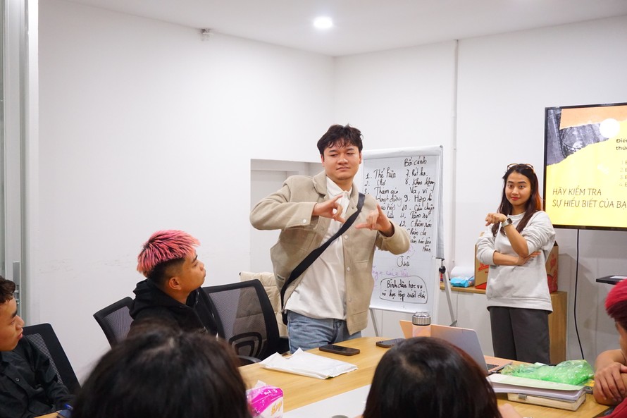 Nơi những đôi tay dạy nhau cất tiếng 