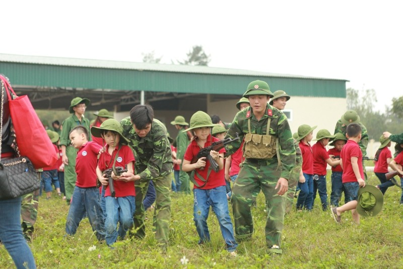 Học sinh tiểu học cầm súng và ngắm bắn chỉ để... chụp ảnh?